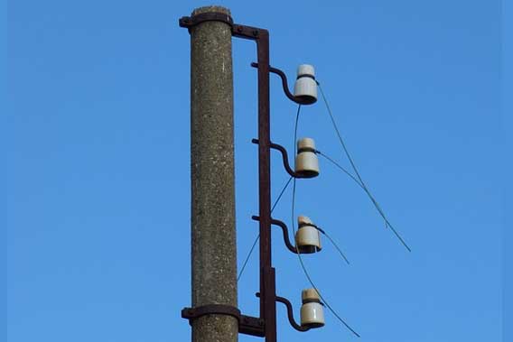 electrical pole with no electricity